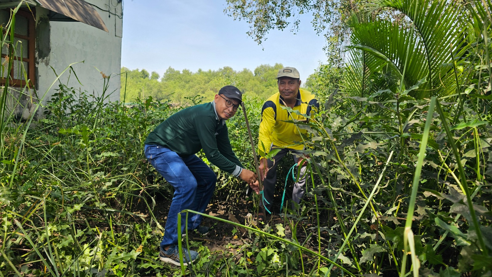 Telkom Group Witel Jatim Timur Serahkan Bibit Mangrove dan Bibit Produktif untuk Warga Dusun Kepetingan Sidoarjo
