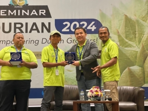 Cerita Sukses AA Kadu: Dari Anak Desa Jadi Pionir Kebun Durian Percontohan Nasional